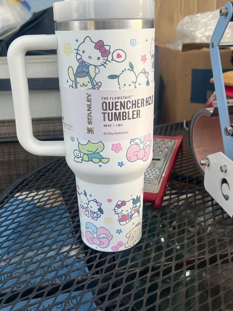 New tumbler for hot or cold drinks straw lid hand wash Hello Kitty Owala, Tumbler Decorating Ideas, Stanley Cup Hello Kitty, Hello Kitty Gifts Ideas, Kuromi Stanley, Hello Kitty Tumbler Cups, Hello Kitty Items Shops, Stitch Stanley Cup, Hello Kitty Stanley