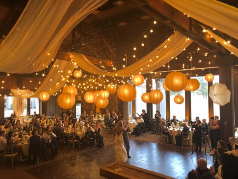 Lantern Ceiling Wedding, Wedding Reception Lanterns, Inside Home Wedding Ideas, Wedding Ceiling Decorations, Lanterns Hanging, Wedding Ceiling, Barn Wedding Reception, Barn Wedding Decorations, Cute Wedding Ideas