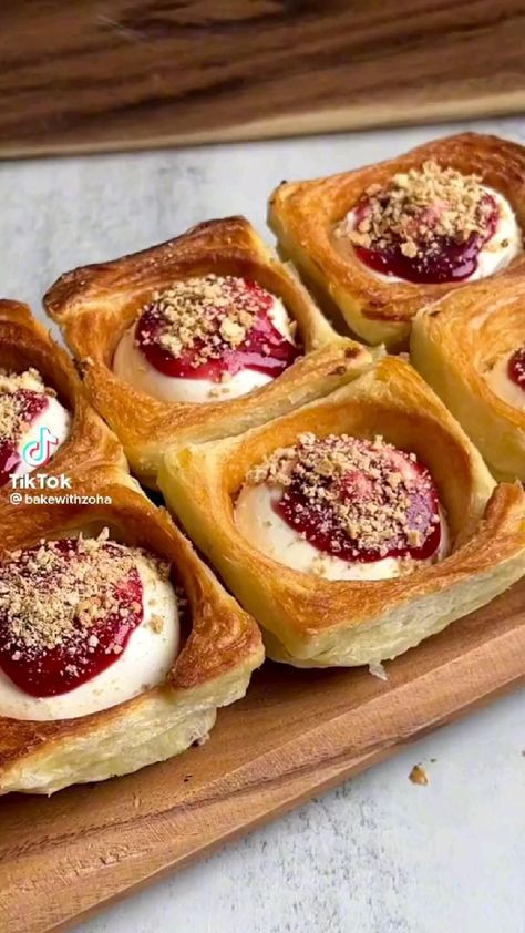 Cheesecake Croissant, Puff Pastry Recipes Dessert, Chocolate Croissants, Pastries Recipes Dessert, Croissant Dough, Puff Pastry Desserts, Puff Pastry Recipes, Pastry Desserts, Sweet Snacks Recipes