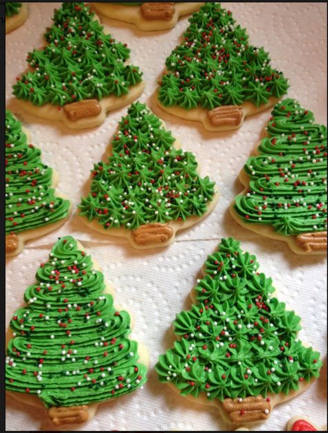 Cookie Station, Christmas Cookie Frosting, Christmas Sugar Cookies Decorated, Decorative Cookies, Buttercream Decorating, Halloween Cookies Decorated, Christmas Tree Cookies, Sugar Cookie Designs, Cookies Christmas