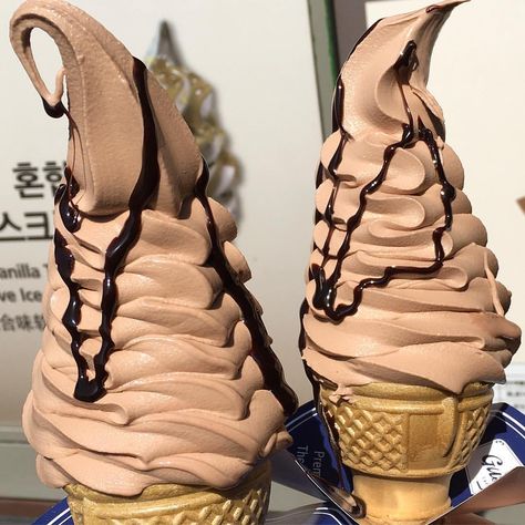 ☼ pinterest: chaiyunki ☼ Yummy Ice Cream, Cream Aesthetic, Soft Serve Ice Cream, Simply Irresistible, Ice Cream Cones, Food Goals, Ice Creams, Cute Desserts, Soft Serve