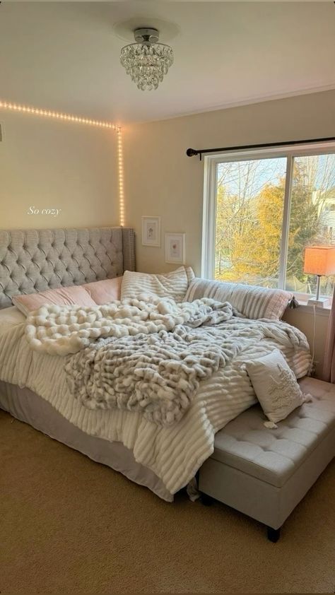 Room Ideas Grey Bed, Comfy Bedding Aesthetic, Clean Cozy Room, Cosy Room Ideas, Apartment Bedroom Ideas For Women, Light Brown Bedroom, Aesthetic Cozy Room, Green Bedrooms, Green Cabin