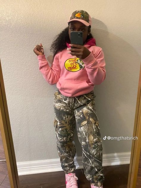 Triple Pink Dunks Outfit Black Women, Camaflouge Outfits For Women Winter, Pink Shirt With Camo Pants, Triple Pink Dunk Fits, Triple Pink Dunks Outfits Winter, Outfits To Go With Triple Pink Dunks, Triple Pink Dunk Outfits, Triple Dunks Outfit, How To Style Pink Dunks