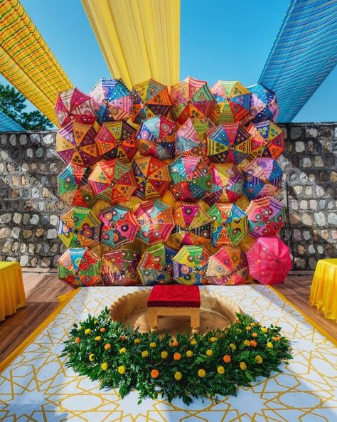 Haldi Decor Ideas, Indian Wedding Henna, Balloon Birthday Themes, Haldi Decoration Ideas, Reception Stage Decor, Mehendi Decor Ideas, Haldi Decor, Birthday Decorations At Home, Sun Parasol