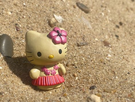 #beach #sun #sand #aesthetic #figurine #kawaii #cute #beachvibes #pinterest Sand Aesthetic, Flower Tropical, Pink Coquette, Hello Kitty Iphone Wallpaper, Hello Kitty Items, Cute Little Things, Rilakkuma, At The Beach, Iphone Wallpaper