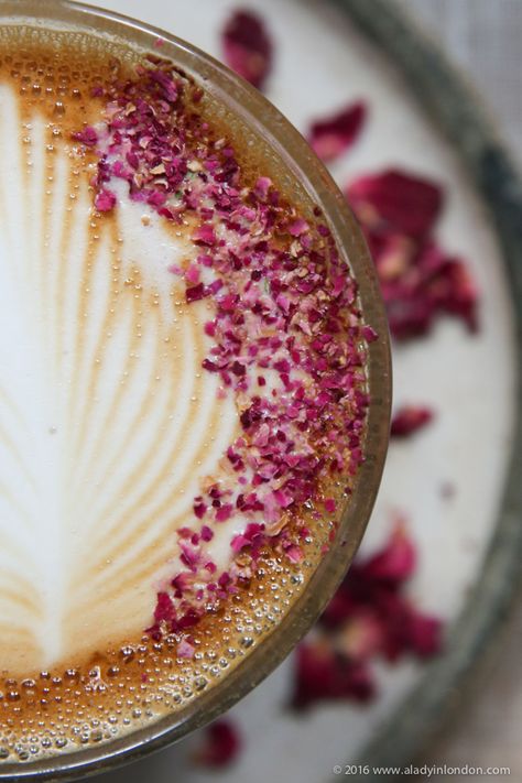 16 lovely coffee shops to visit in London. Farm Girl in Notting Hill has a beautiful rose latte. Rose Latte, Cappuccino Machine, Best Coffee Shop, Italian Coffee, Coffee Photography, London Eye, Notting Hill, Great Coffee, Farm Girl