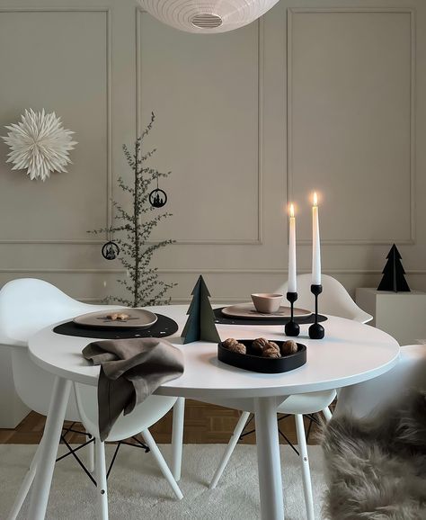 We are all looking forward to a special day spent in the warm circle of family and friends around a beautiful table like this by @federleichtes_interior capturing a warm, calm and cozy atmosphere ❤️⁠ ⁠ We are all ready to jump in! ⁠🙋🏻‍♀️🌲 #linddna #christmas2022 #tableware #danishdesign Round Christmas Table Decor, Round Christmas Table, Christmas Round Table, Dining Room Design Round Table, Small Round Kitchen Table, Božićne Dekoracije, Angel Topper, Christmas Candy Bar, Round Glass Table