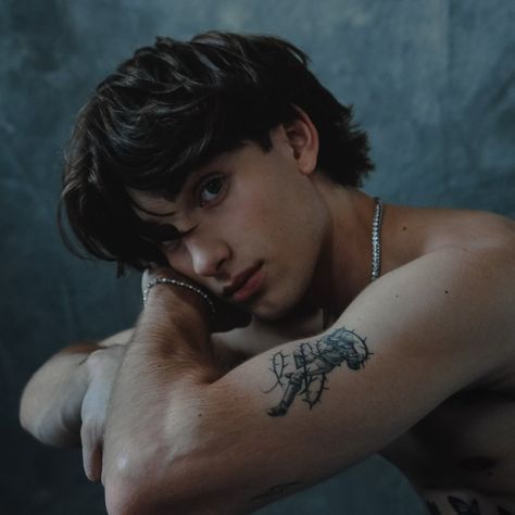 I Like You Lyrics, Johnny Orlando Shirtless, London In February, Orlando Tattoo, Concert Signs, Male Pose Reference, Johnny Orlando, Mackenzie Ziegler, Aesthetic Boy