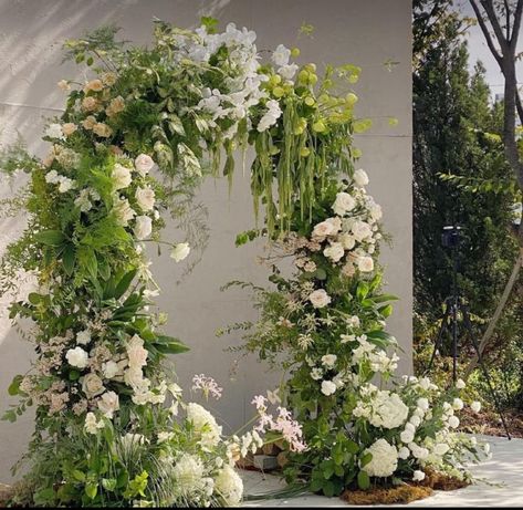 White Picket Fence Ideas, Picket Fence Ideas, Floral Arch Wedding, Fence Designs, Wedding Arbour, Wedding Altars, Flower Installation, Wedding Ceremony Backdrop, White Picket Fence