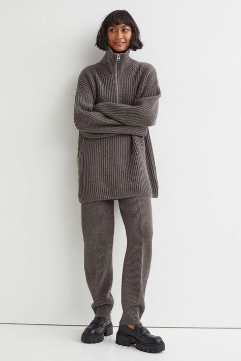 Joggers Outfit Winter, Wool Sweater Outfit, Minimal Clothes, Jogger Outfit, Knitwear Details, Joggers Outfit, Summer Fashion Dresses, Knitwear Fashion, Outfit Winter