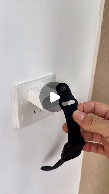 12M views · 828K likes | Tech E.M on Instagram: "What a genius invention the Apple watch strap is.⌚️😎  #apple #applewatch #applewatchultra2 #applewatchstrap #tech #iphone15promax #charger #reels" Apple Watch Hacks, Diy Chargers, Apple Watch Charger, Watch Charger, Apple Watch Strap, Watch Strap, Ipod, Apple Watch, Ipad