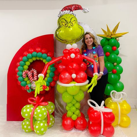 Grinch Themed Balloon Arch, Event Board Ideas, Grinch Balloons, Whoville Christmas Decorations, Gold And Silver Christmas, Balloon Decoration Ideas, Christmas Toy Soldiers, Balloon Displays, Christmas Parade Floats