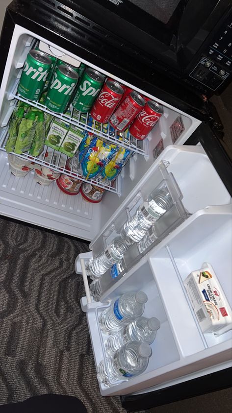 Mini Fridge Aesthetic Drinks, Snacks In Room, Townhouse Organization, Snack Area In Bedroom, Snack Drawer In Bedroom, Mini Fridge Organization, Snack Closet, Fridge Aesthetic, Snack Carts