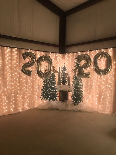 Christmas Photobooth Diy Backdrop Ideas, Simple Christmas Backdrop, Concert Decorations, Christmas Party Pictures, Christmas Photobooth, Party Photo Background, Christmas Formal, Ideas Decoracion Navidad, Diy Photo Booth Backdrop