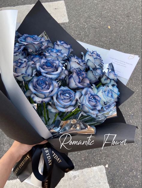 Pretty Flowers Pictures, Blue Flowers Bouquet, Black Bouquet, Luxury Flower Bouquets, Strange Flowers, Fancy Flowers, Flower Box Gift, Boquette Flowers, Flower Gift Ideas