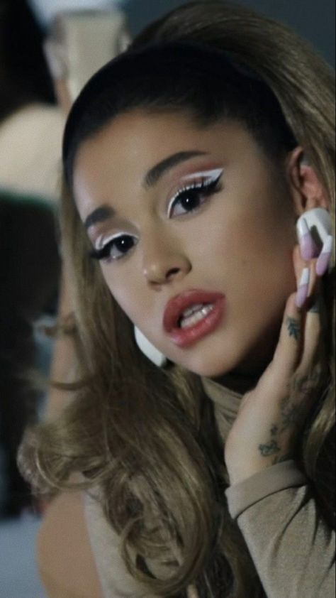 Ariana Grande Eyeliner, Ariana Gra, Ariana Gr, Ariana Grande Positions, Ariana Grande Makeup, Ariana Grande Cute, Ariana Grande Style, White Eyeliner, Ariana Grande Wallpaper