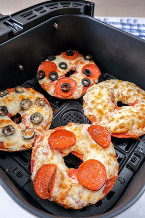 Homemade Bagel Pizza, What To Put On Bagels Breakfast, Small Ingredients Recipes, Easy Air Fryer Recipes For College Students, Healthy Foods Picky Eaters, Bagel Pizza Air Fryer, Air Fryer Bagel Pizza, Yummy Snacks Savory, Everything Bagel Topping Ideas