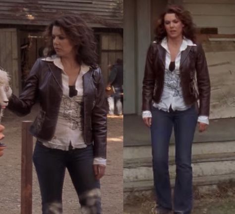 Lorelai Gilmore Outfits Leather Jacket, Lora Lie Gilmore Outfits, Lorelai Leather Jacket, Dress Like Lorelai Gilmore, Lorelai Gilmore Leather Jacket, Lorelai Gilmore Aesthetic Style, Lorelai Gilmore Outfits Season 1, Gilmore Girls Outfits Lorelai, Loralie Gilmore Iconic Outfits