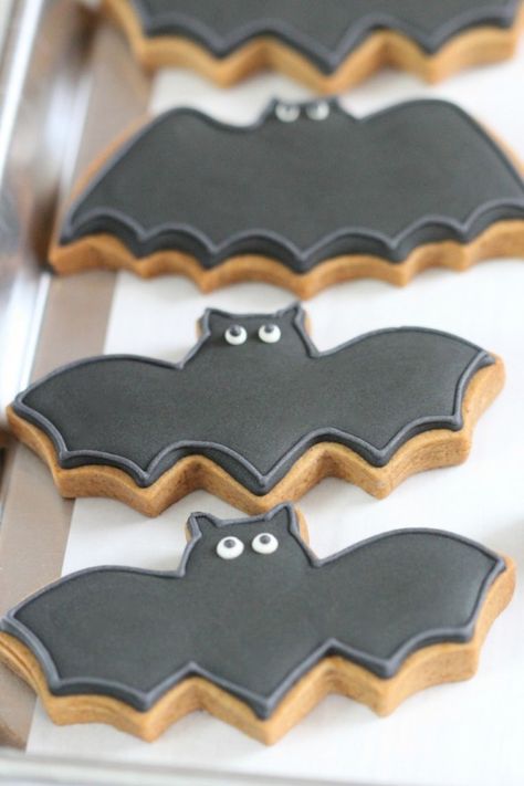 Can you use anything besides egg whites or meringue powder to make royal icing? | Sweetopia via #TheCookieCutterCompany Biscuits Halloween, Halloween Sugar Cookies Decorated, Pasteles Halloween, Easy Halloween Cookies, Bats Cookies, Recetas Halloween, Postres Halloween, Cookies Cupcake, Halloween Cookie Recipes