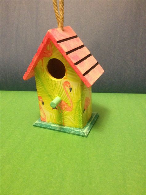 Flamingo Birdhouse - Small bird house from the Dollar Store covered with Dollar Store Flamingo napkin Barbie Bird House, Flamingo Birdhouse, Birdhouse Designs, Decorative Bird Houses, Diy Birds, Small Birds, Birdhouse, Wooden Diy, Bird Houses