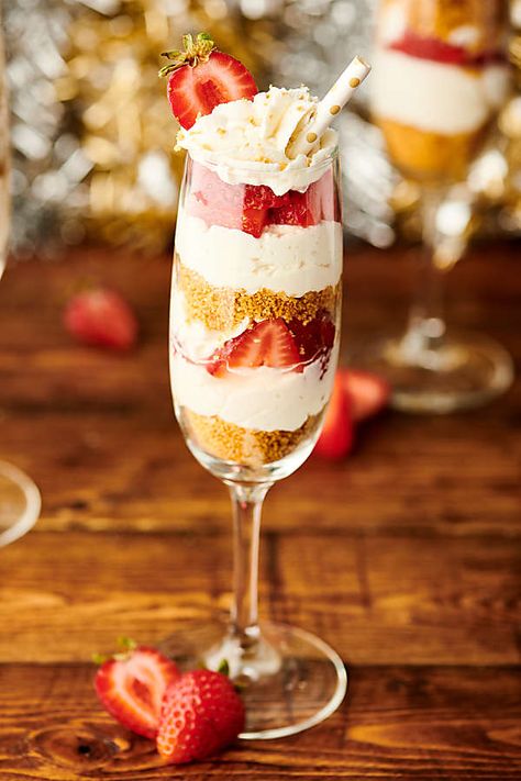 No-Bake Champagne Cheesecake - w/ Champagne Whipped Cream Champagne Whipped Cream, Dessert In Champagne Glasses, Champagne Cheesecake, New Years Eve Dessert, Champagne Recipe, New Years Appetizers, Cheesecake Parfaits, Party Champagne, Champagne Cupcakes