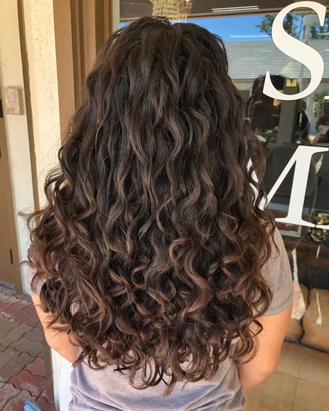 Long Wavy Haircut Ideas, Dyed Wavy Hair, Devacurl Products, Long Layered Curly Hair, Curly Hair Model, Party Hairstyle, Feminine Hairstyles, Natural Curly Hair Cuts, Highlights Curly Hair