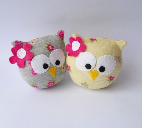 pair sock owls by Treacher Creatures, via Flickr Owl Socks, Sock Doll, Sock Dolls, Sock Toys, Diy Socks, Sock Crafts, Owl Crafts, Sock Animals, Sewing Toys