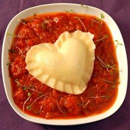 Heart ravioli! Great for valentines day! More heart themed food recipes on the link! Valentines Food Dinner, Heart Shaped Food, Ravioli Recipe, Valentine Dinner, Valentines Day Dinner, Valentines Day Food, Valentine's Day Recipes, Valentine Love, Valentines Food