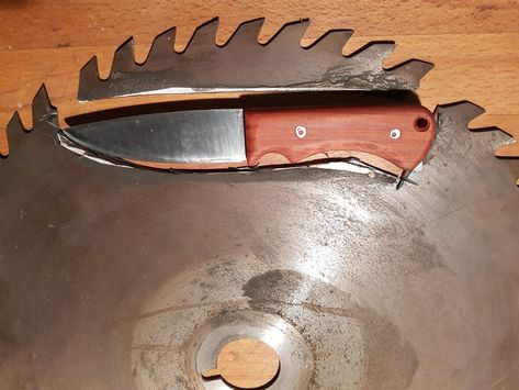 Hier erfährst du wie du dir selber ein (Outdoor)Messer aus einem alten Kreissägeblatt bauen kannst. ✓ Anleitung mit sehr vielen Bildern Messer Diy, Camping Survival, Pocket Knife