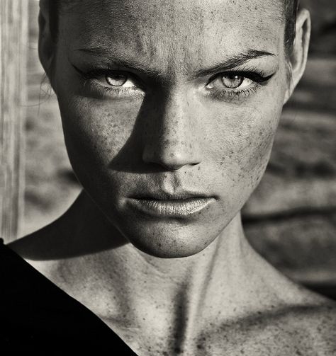 Photo by Federico Erra ... It is just stunning to me. Beautiful Freckles, Behind Blue Eyes, Freckle Face, Black And White Portraits, Portrait Inspiration, Interesting Faces, White Photo, Too Faced, White Photography