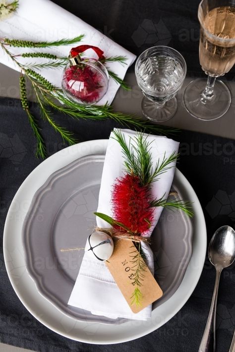 Christmas Table Settings Summer, Australiana Christmas Table, Summer Christmas Table Decor, Australian Native Table Setting, Australian Native Christmas Table, Bush Christmas Australian, Australian Christmas Table Decorations, Christmas Decor Ideas Australia, Aussie Christmas Table Setting