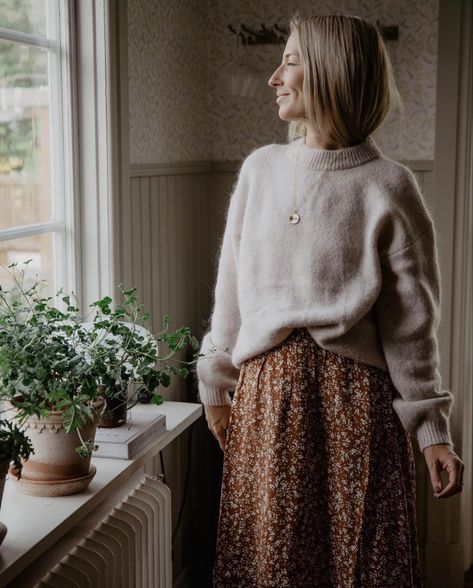 Cottagecore Minimalist Outfit, Cottagecore Feminine Outfits, Homestead Women Outfits, Folk Clothing Aesthetic, English Cottage Outfit, Cottagecore Mom Outfits, Feminine Homemaker Outfits, Cottagecore Outfits Jeans, Mom Core Outfits