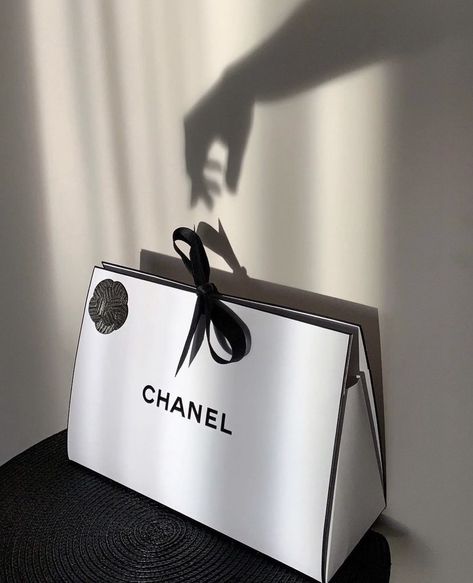 Chanel Bag Packaging, Bag Paper Design, Luxury Bag Packaging, Luxury Paper Bag Design, Luxury Fashion Packaging, Chanel Packaging, Handbag Packaging, Box Bag Packaging, Luxury Shopping Bag