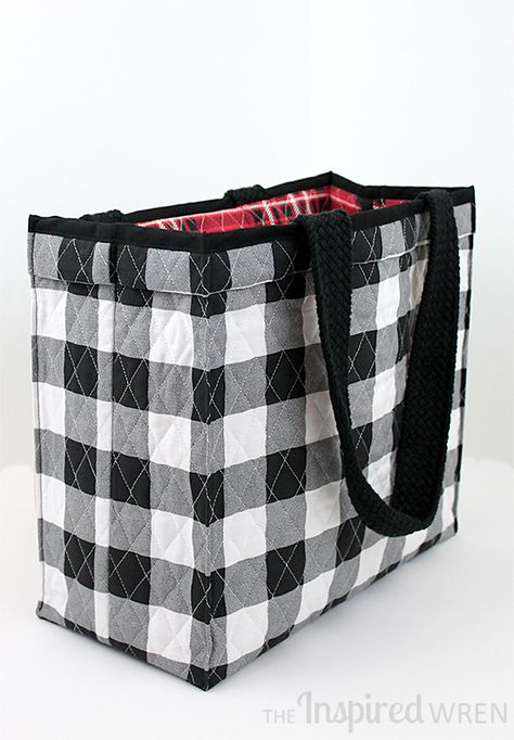 Sew an expensive looking boxy tote bag with this tutorial from The Inspired Wren | Shortcut Quilted Tote Grocery Tote Bag Pattern Free, Free Bag Patterns To Sew, Large Tote Bag Pattern, Quilted Tote Bags Patterns, Quilted Bag Patterns, Tote Tutorial, Tote Bag Pattern Free, Bag Sewing Patterns, Quick Quilt