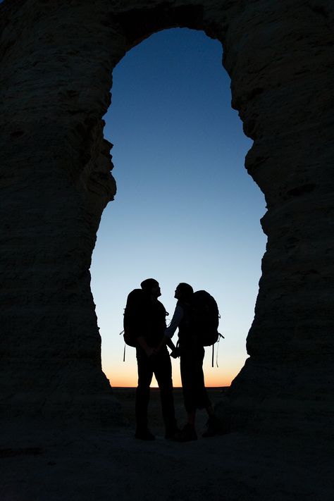 Hiking Couple Aesthetic, Couples Hiking Pictures, Carson Aesthetic, Kansas Landscape, Quotes Kehidupan, Hiking Together, Hiking Couple, Couple Travel Photos, Couple Camping