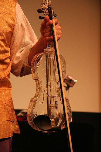 Glass violin in Williamsburg by sunivroc, via Flickr Glass Violin Aesthetic, Cool Violins Designs, Clear Violin, Violin Aesthetic Vintage, Pretty Violins, Pretty Violin, Violin Wallpaper, Custom Violin, Glass Violin