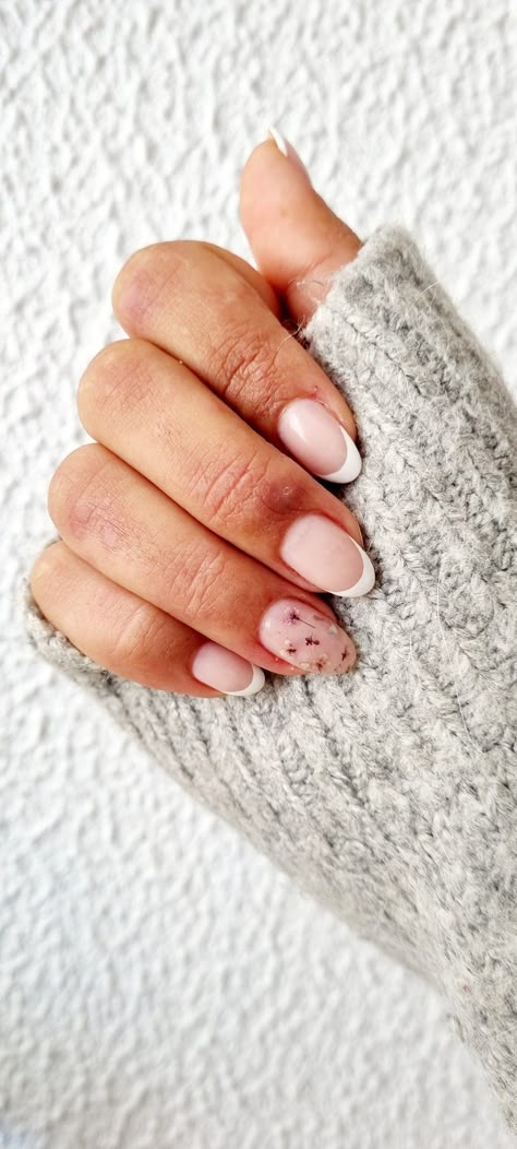 Wedding Nails Dried Flowers, Nails With Pressed Flowers, Dried Flower Manicure, Pressed Flowers Nails, Real Flowers Nails, Nails Dry Flower, Dried Flowers Nails Design, French Nails Flowers, Nails With Real Flowers