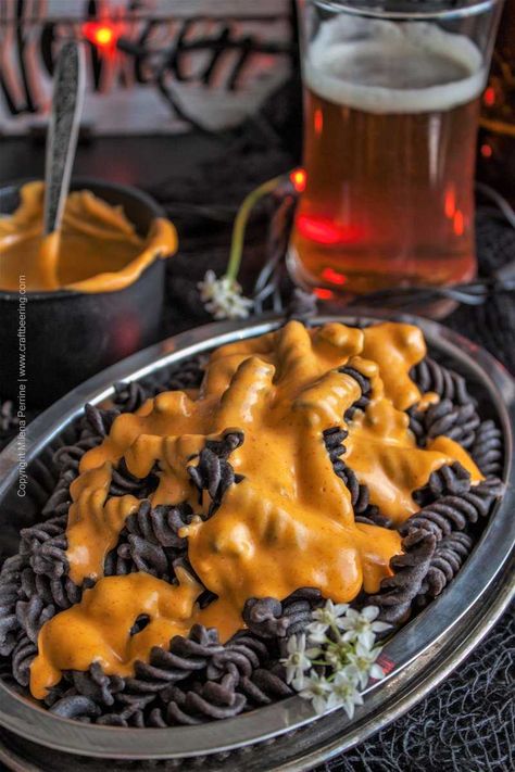 Orange Halloween Food Ideas, Halloween Spooky Food, Food Ideas Halloween Party, Halloween Mac And Cheese, Spooky Food Ideas, Halloween Party Foods, Halloween Pasta, Spooky Dinner, Foods Ideas