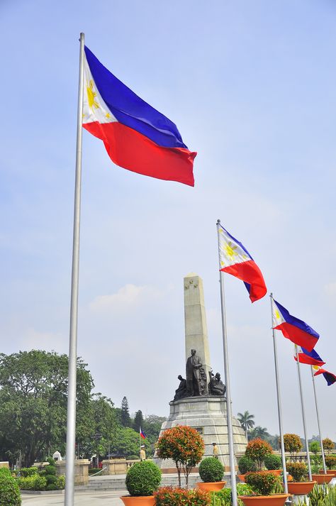 Luneta Park, Philippines Philippines Geography, Philippine Landmarks, Philippine Flag Wallpaper, Luneta Park, Batman Party Decorations, Philippines Country, Beautiful Philippines, Rizal Park, Jose Rizal