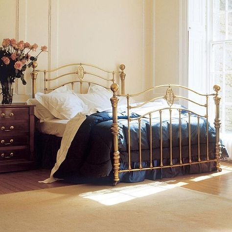 www.eyefordesignlfd.blogspot.com Decorate With Brass Beds.......Beauty in the Boudoir Gold Bed Frame, Brass Bedroom, Brass Bed Frame, Gold Bed, Brass Bed, Iron Bed, Bedroom Paint Colors, Dream Rooms, Bedroom Bed