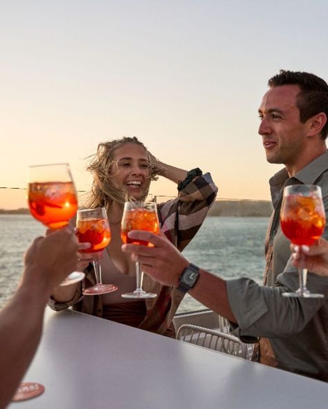 Friends Cheers, Aperol Spritz Recipe, Catching Up With Friends, Spritz Recipe, Summer Moodboard, Friends Drinks, Italian Riviera, Camping Aesthetic, Sunset Session