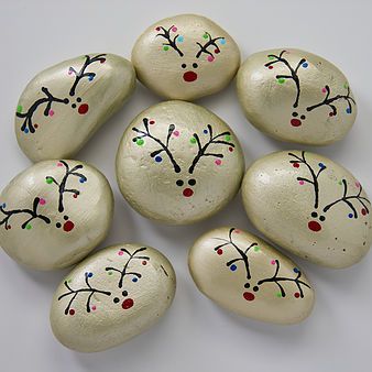 Christmas Pebble, Christmas Pebble Art, Rock Painting Supplies, Christmas Rocks, Diy Christmas Paintings, Santa's Reindeer, Rock Painting Tutorial, Diy Rock Art, Paint Rocks