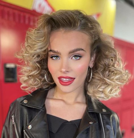 Grease Sandy Makeup, Grease Makeup Ideas Pink Ladies, Sandy Makeup Grease Tutorial, Bad Sandy Grease Makeup, Grease Makeup Ideas, Sandy From Grease Makeup, Grease Pink Lady Makeup, Sandy From Grease Hair, Pink Ladies Grease Hairstyles