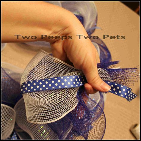 Two Peeps : Two Pets: The Wire Mesh Deco Wreath Tutorial Mesh Projects, Mesh Crafts, Deco Mesh Crafts, Christmas Door Wreath, Mesh Wreath Tutorial, Wreath Project, Burlap Wreaths, Mesh Wreath Diy, Deco Wreaths