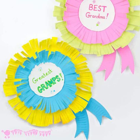 Paper Plate Rosettes are a great Grandparent's Day Craft. Every Granny and Grandad will feel appreciated receiving a personalised award they can wear too! Mothers Day Flower Pot, Mothers Day Book, Grandparents Day Crafts, Easy Mother's Day Crafts, Easter Present, Father's Day Craft, Happy Grandparents Day, Hanging Craft Ideas, Superhero Crafts