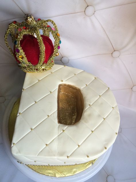 Letter D shaped cake adorned with a crown Dc Cake, Hollywood Sweet 16, Surprise Birthday Cake, New Birthday Cake, Cake Lettering, Diy Birthday Cake, Crown Cake, Gold Cake Topper, Birthday Goals