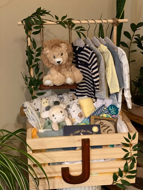 Gift Basket Baby Shower Boy, Baby Clothes Basket Gift, Baby Closet Baby Shower Gift, Safari Baby Shower Gift Basket, Diy Wooden Crate Baby Shower Gift, The Best Baby Shower Gifts, Baby Shower Kado, Baby Shower Boy Gifts Basket, Diaper Display Ideas