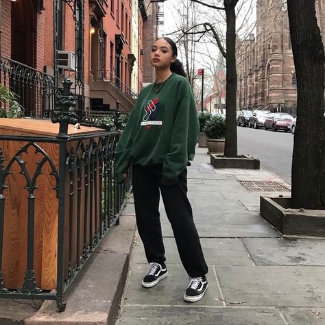 Baggy Sweatshirt Outfit, Vans Outfit Summer, Green Sweatshirt Outfit, Green Hoodie Outfit, Sweatshirt Outfit Winter, Dark Green Sweatshirt, Oversized Street Style, Rachel Green Outfits, Outfits Primavera