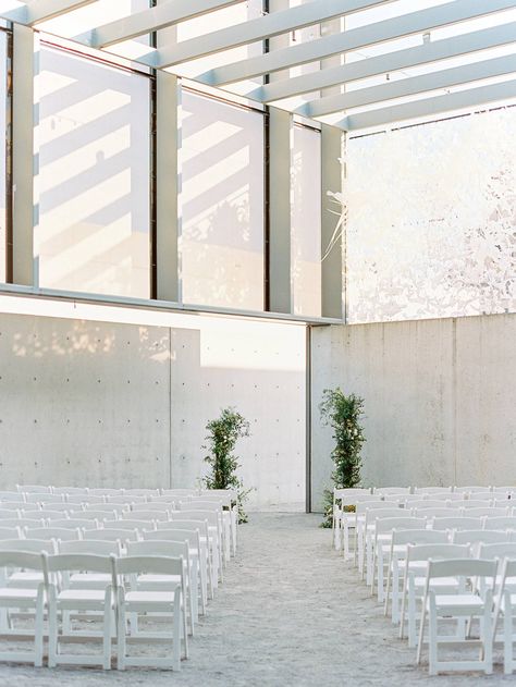 Modern Minimalist Wedding in St. Louis, Missouri via Magnolia Rouge Minimal Wedding Ceremony, Clean Modern Wedding, Modern Outdoor Wedding, Minimalist Wedding Ideas, Wedding Cake Display, Wedding Minimalist, Minimalist Wedding Rings, Altar Arrangement, Wedding Flower Design