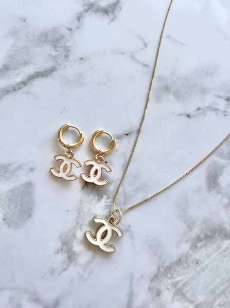 Chanel Jewelry Aesthetic, Dior Aesthetic Jewelry, Chanel Earrings Aesthetic, Chanel Jewellery Aesthetic, Dior Jewellery Aesthetic, Cute Necklaces Chanel, Wrist Jewelry, Chanel Jewelry, Nail Jewelry